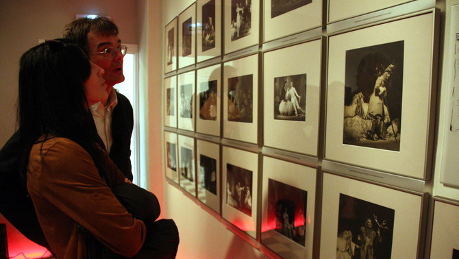 Imatge d'alguns visitants a l'exposició temporal de Púbol 'Dalí, Shakespeare, Visconti', aquest 11 de març de 2016. (Horitzontal)